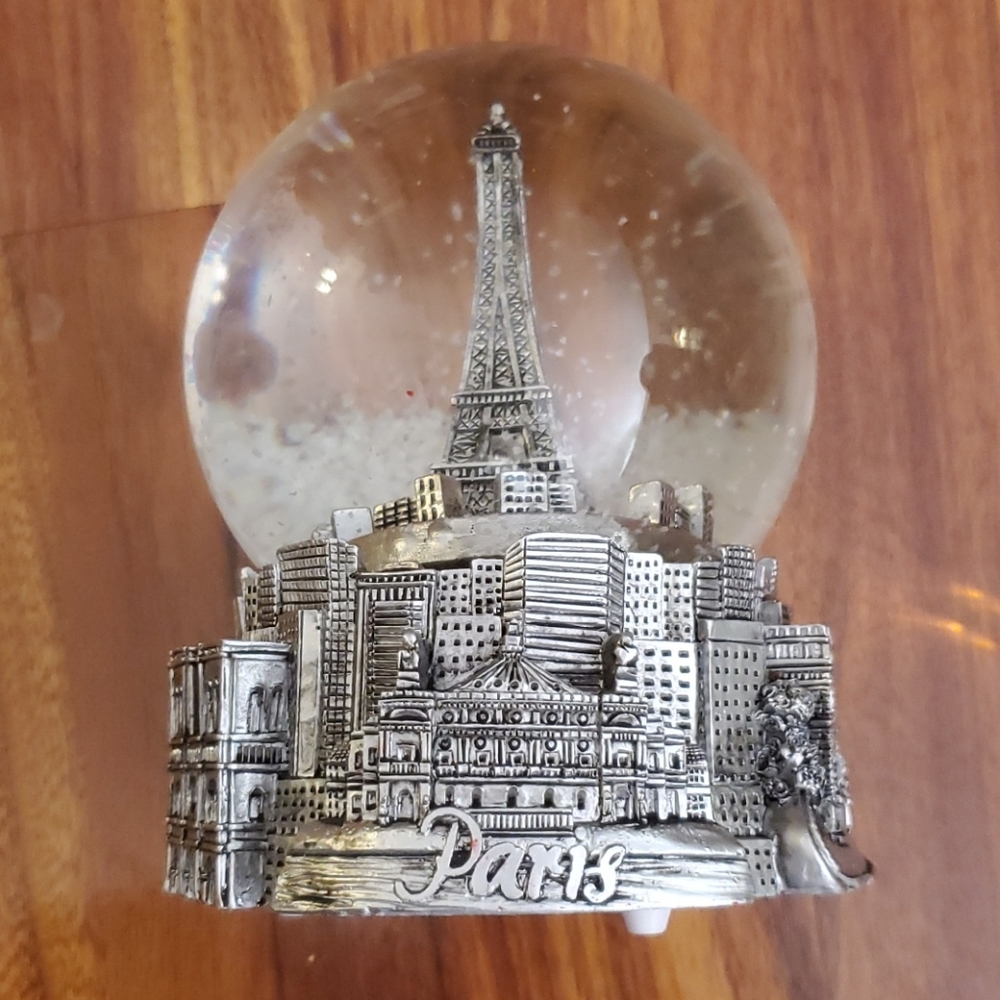 Paris snow globe